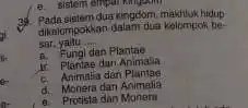 Pada sistem dua kingdom, maktuluk hidup dikelompokkan dalam dua kelompok besar, yatu ... a. Fungi dan Plantae Plantae dan Animala c. Animalia dan Plantae