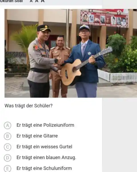 Was trägt der Schüler? (A) Er trägt eine Polizeiuniform (B) Er trägt eine Gitarre C Er trägt ein weisses Gurtel (D) Er trägt einen