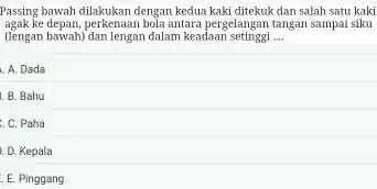 Passing bawah dilakukan dengan kedua kaki ditekuk dan salah satu kaki agak ke depan, perkenaan bola antara pergelangan tangan sampal siku (lengan bawah) dan