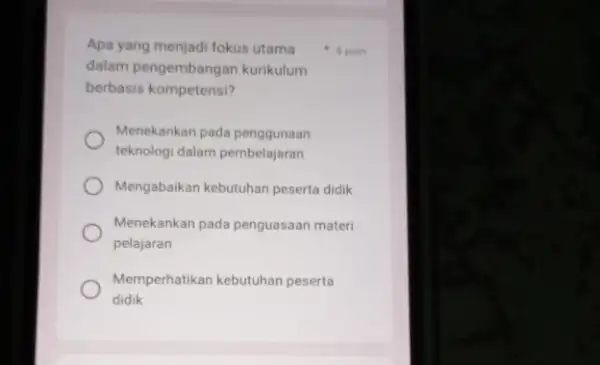 Apa yang menjadi fokus utama dalam pengembangan kurikulum berbasis kompetensi? Menekankan pada penggunaan teknologi dalam pembelajaran Mengabaikan kebutuhan peserta didik Menekankan pada penguasaan materi