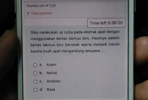 Marked out of 1 ,oo P Flag question Dika melakukan uji coba pada ekstrak apel dengan menggunakan kertas lakmus biru Hasilnya adalah kertas lakmus