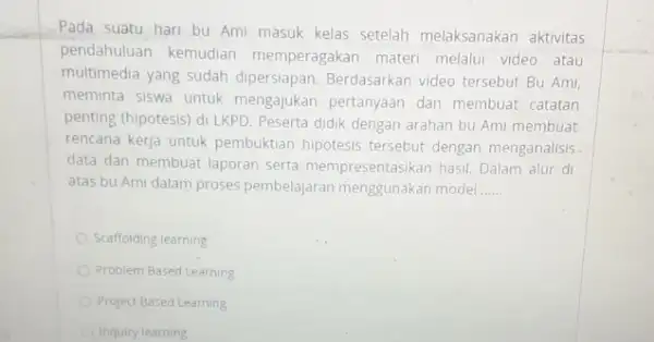 Pada suatu hari bu Ami masuk kelas setelah melaksanakan aktivitas pendahuluan kemudian memperagakan materi melalui video atau multimedia yang sudah dipersiapan. Berdasarkan video tersebut