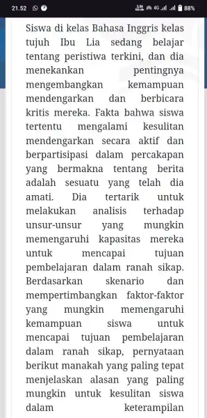 Siswa di kelas Bahasa Inggris kelas tujuh Ibu Lia sedang belajar tentang peristiwa terkini, dan dia menekankan pentingnya mengembangkan kemampuan mendengarkan dan berbicara kritis