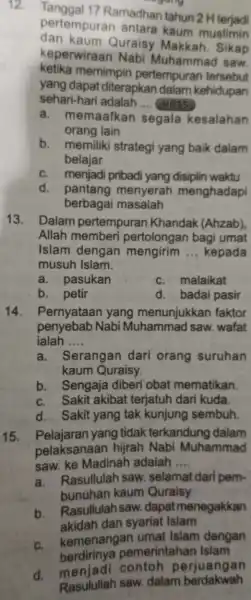 12. Tanggal 17 Ramadhan tahun 2 H terjadi pertempuran antara kaum muslimin dan kaum Quraisy Makkah. Sikap keperwiraan Nabi Muhammad saw. ketika memimpin pertempuran