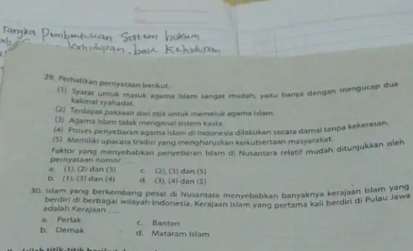 29. Perhatikan pernyataan berikut. (1) Syarat untuk masuk agama Islam sangat mudah, yaitu hanya dengan mengucap dua kalimat syahadat. (2) Terdapat paksaan dari raja