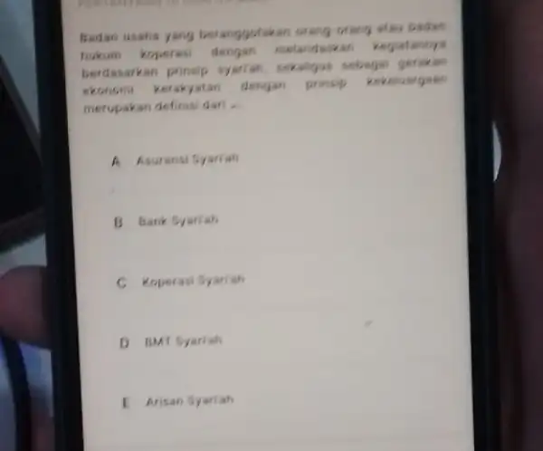 Badan usaha yang beranggotakan orang-or ang stau badan hukum koperasi dengan melandaskan kegiatannya berdasarkan prinsip syaria b. sekaligus sebagai ger akan ekonomi kerakyatan dengan