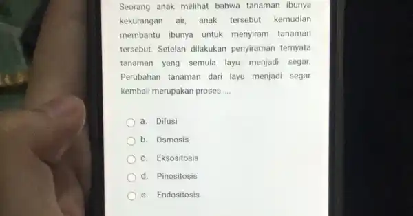 Seorang anak melihat bahwa tanaman ibunya kekurangan air,anak tersebut kemudian membantu ibunya untuk menyiram tanaman tersebut. Setelah dilakukan penyiraman ternyata tanaman yang semula layu