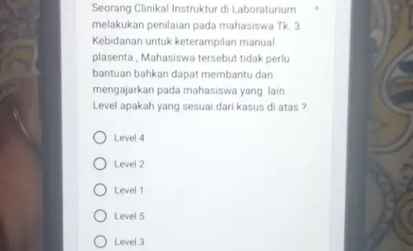 Seorang Clinikal Instruktur di Laboraturium melakukan penilaian pada mahasiswa Tk. 3 Kebidanan untuk keterampilan manual plasenta, Mahasiswa tersebut tidak perlu bantuan bahkan dapat membantu