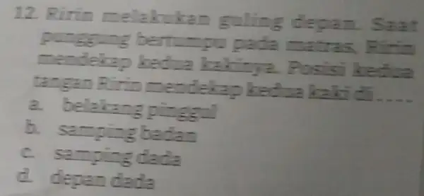 12. Ririn melakukan guling depan . Saat punggung bertumpu pada matras . Rinin mendekap kedua kakinwa . Posisi ked za tangan Ririn mendekap keduakaki