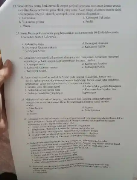 23. Sekelompok orang berkumpul di tempat penjual jamu atau menonton konser music, memiliki focus perhatian pada objek yang sama. Akan tetapi, di antara mereka