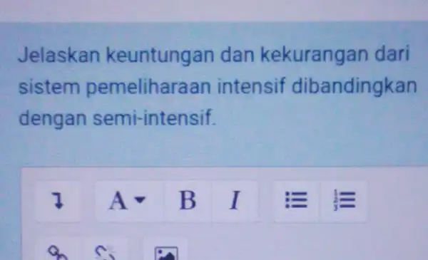 Jelaskan keuntungan dan kekurangan dari sistem pemeliharaan intensif dibandingkan dengan semi-intensif.