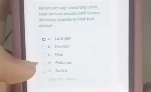 Keharusan bagi seseorang untuk tidak berbuat sesuatu oleh karena akibatnya dipandang tidak baik disebut __ a. Larangan b Perintah C Nilai d Pedoman e