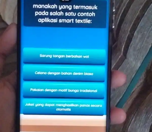 manakah yang termasuk pada salah satu contoh aplikasi smart textile: Sorung tongan berbahan wal Celone dengan bahan denim bloso Pakalan dengan motif bunga trodisional