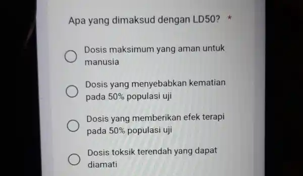 Apa yang dimaksud dengan LD50? Dosis maksimum yang aman untuk manusia Dosis yang menyebabkar kematian pada 50% populasi uji Dosis yang memberikan efek terapi